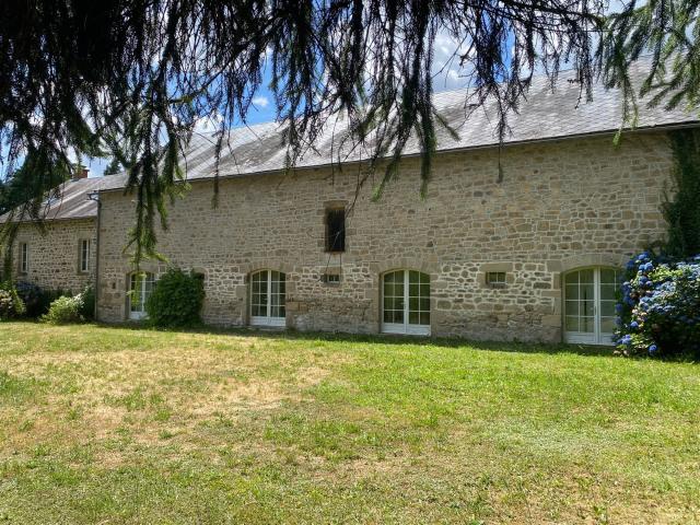 Construite en 1850, cette magnifique propriété de caractère. 239m² Saint Hilaire les Courbes