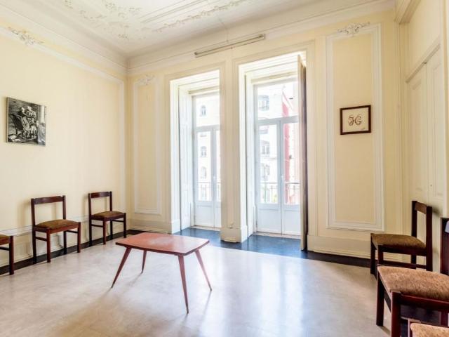 Consultório conversível em apartamento T6, no Marquês do Pom. 184m² Santo António