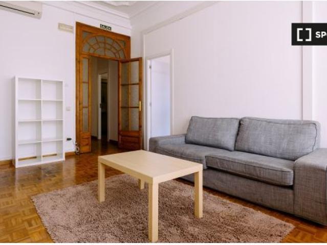 Cool room en alquiler en piso de 19 habitaciones en Eixample
