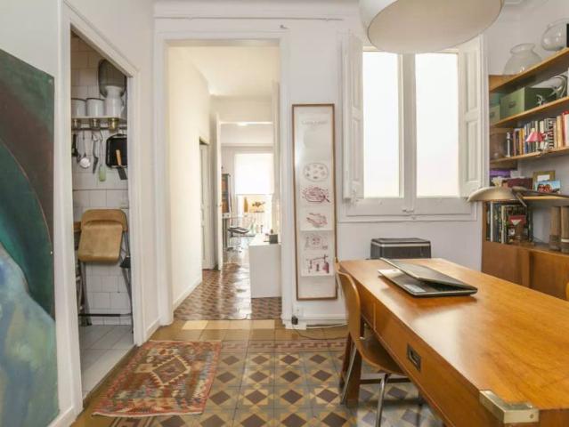 Cool room to rent in 2 bedroom apartment in beautiful Eixample Dreta