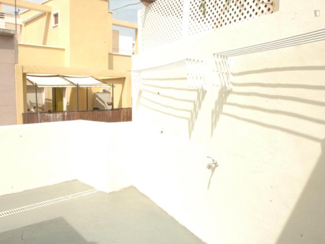Cool single bedroom close to Mercado train station