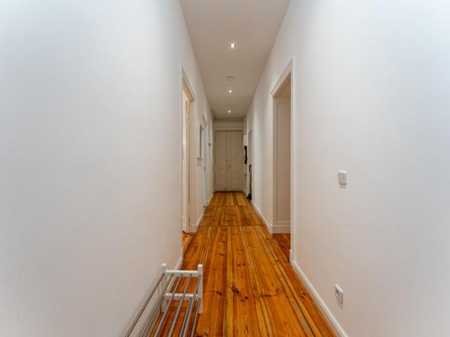 Cool single bedroom in a 5 bedroom apartment near Warschauer Straße transport station