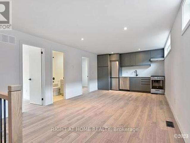 Coach House 48 Lanark Avenue, Toronto, ON, M6C 2B4 house for lease | Listing ID C12414 | Royal LePage