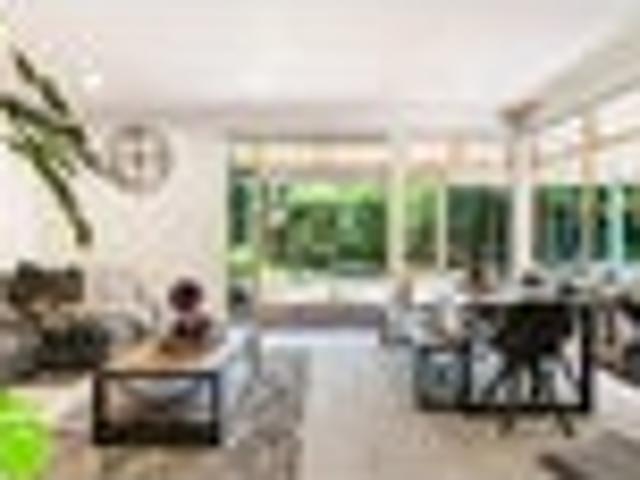 Beachfront Position. Exceptional Buying