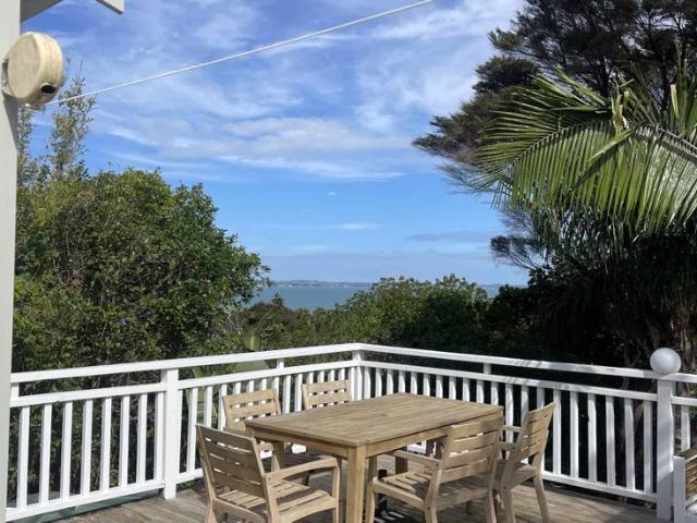 Coastal Charm with Sea Views & Sleepout