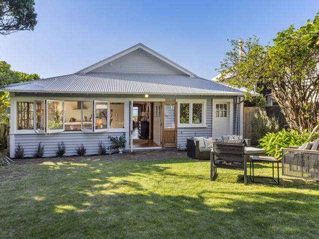 Coastal charm your seatoun sanctuary!