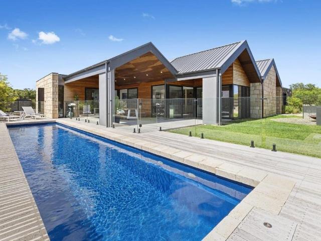 Coastal Living in the Heart of Blairgowrie – Furnished or unfurnished!