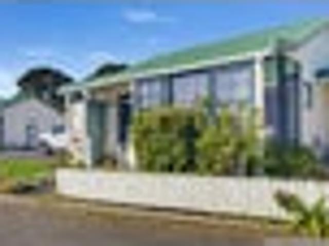 Coastal Living in the Heart of Moturoa