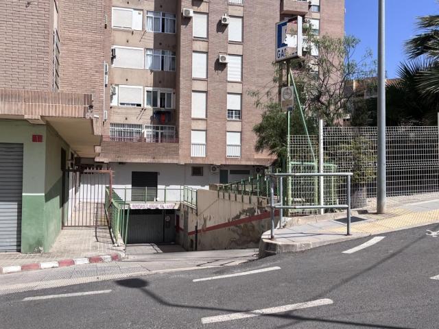 Cochera cerrada con doble seguridad en Calle Menendez Pidal