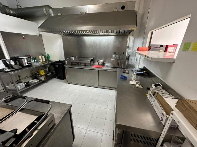 Cocina en funcionamiento / Glovo, Uber eats