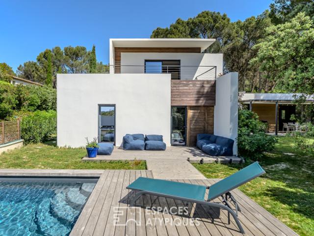 Cocon contemporain niché dans un écrin de verdure avec vue imprenable
