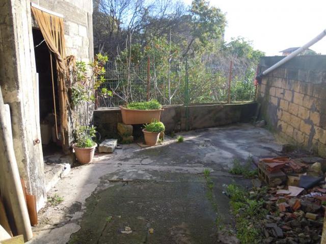 CODICE 6824 SEMINDIPENDENTE 93 MQ COM CORTILE 30 MQ