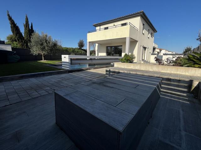 CODOGNAN Maison contemporaine 146,36 m2 5 chambres Piscin