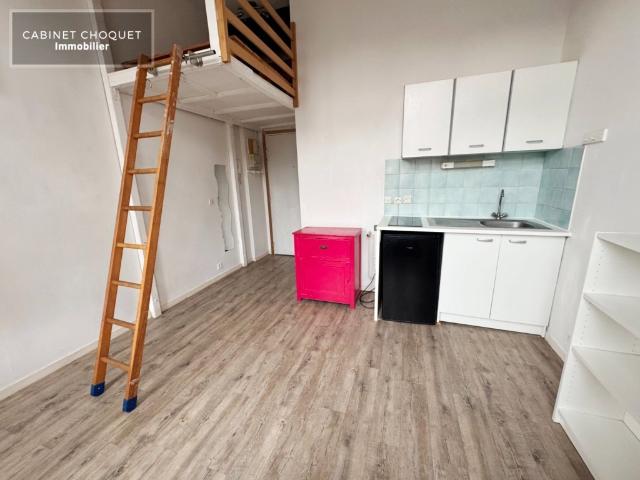 COEUR VIEUX LILLE PROX GRAND PLACE LA TREILLE PROX RUE BASSE RUE FAIDHERBE METROS RIHOUR GARE COMMERCES Disponible de suite