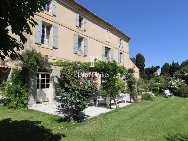 Coeur De Village Mas en pierres avec Ascenseur, jardin et. 380m² Graveson