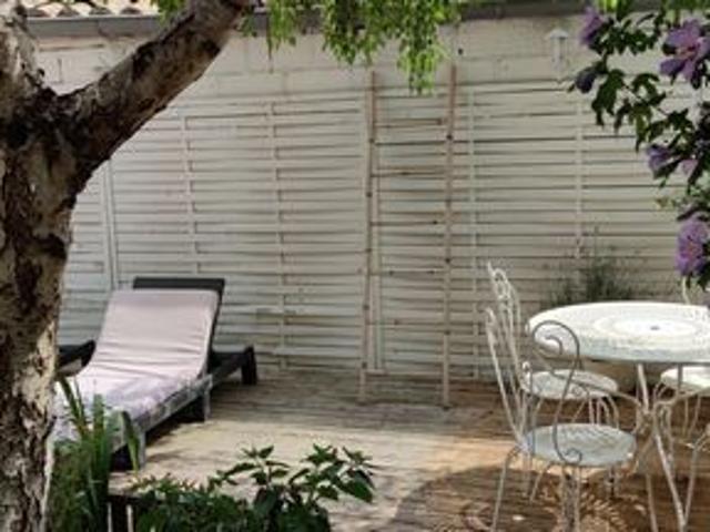 COEUR DU VILLAGE Maison avec petit jardin intime