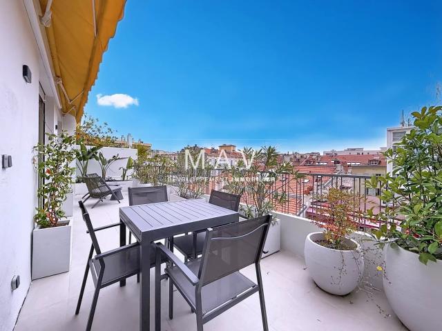 COEUR NICE CENTRE VILLE APPARTEMENT 4 PIÉCES RÉNOVÉ TERRASSE 31 M2