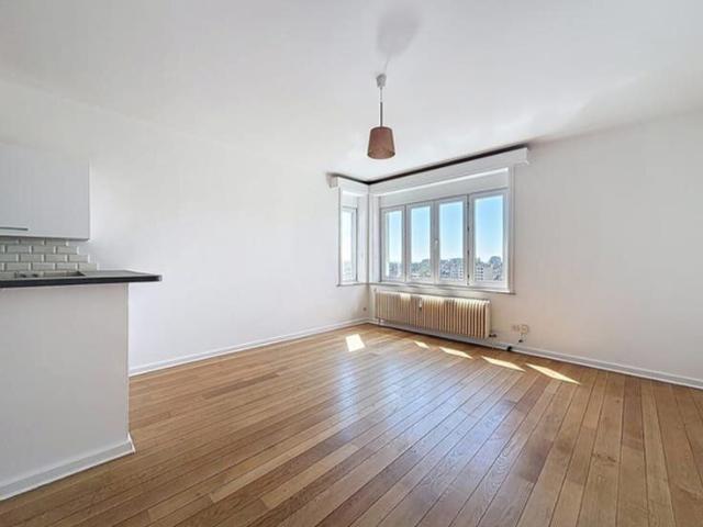 Coghen: Beautiful renovated 1 bedroom apartment + office