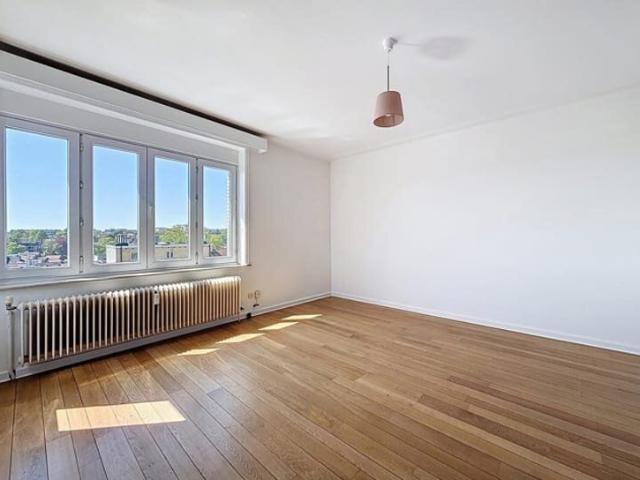 Coghen: Beautiful renovated 1 bedroom apartment + office