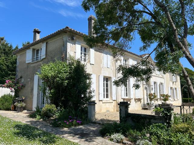 COGNAC MAGNIFIQUE PROPRIETE FIN XIX DE 250 M2 PARC PISCINE DEPENDANCES