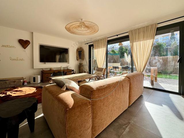 Cogolin Maison de village récente avec extérieur et grand. 228m² Cogolin