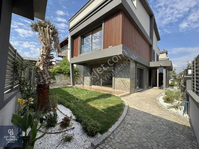 Coldwell Banker Poyraz'dan Tam Müstakil Havuzlu 5+1 Triplex