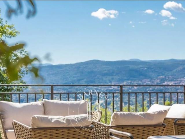 Colline de Castellaras Villa moderne au calme Vue dégagée