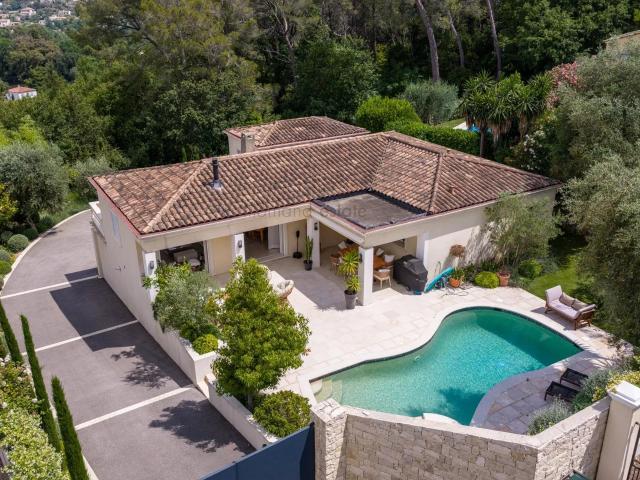 COLLINE DE CASTELLARAS VILLA PROVENCALE JARDIN ET PISCINE