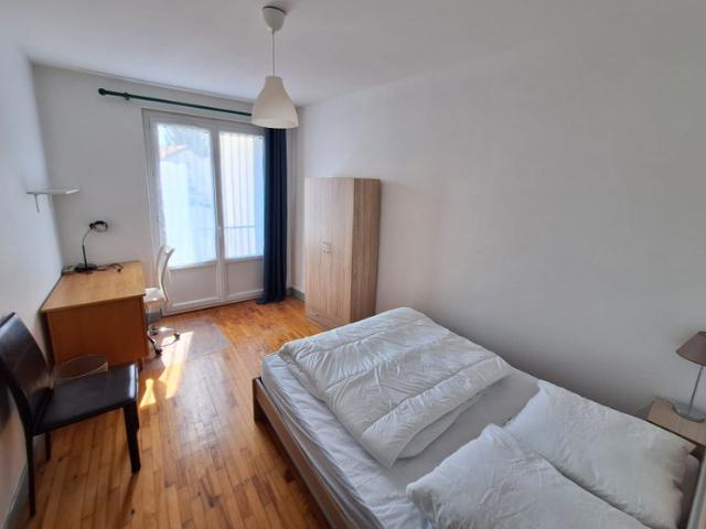 COLOC ETUDIANTE DE 2 CHAMBRES UNE CHAMBRE DISPO