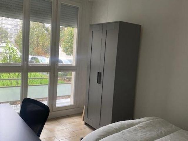 Colocation disponible avec balcon et piscine à Chilly Mazarin