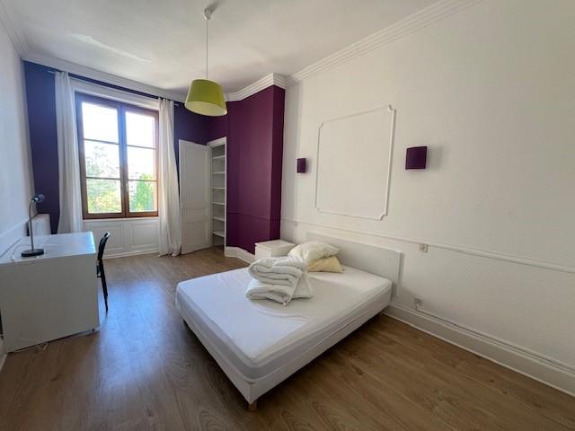 COLOCATION EXCLUSIVEMENT Colocation 1 chambre situé 20 Place.