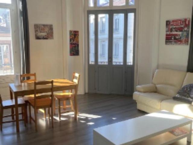 COLOCATION EXCLUSIVEMENT RUE CLOVIS HUGUES 1 chambre de 15m2.