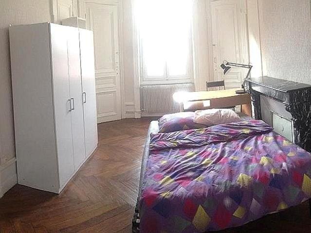 COLOCATION SAINT ETIENNE / RUE CHARLES DE GAULLE Dans un bel.