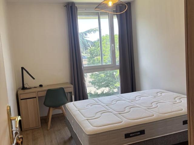 Colocation 3 chambres disponibles à Bron limite Vi