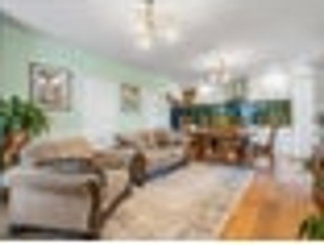 Colonial Style Townhouse in Prime Location