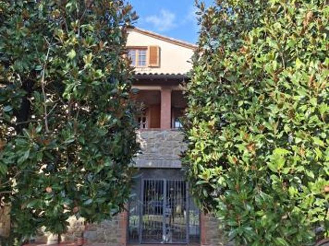 COLONICA di 9 vani e di 270 mq AREZZO rif. PRA