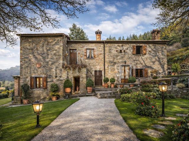 Colonica di Charme con Terreno e Panorama Unico 270m² Cortona
