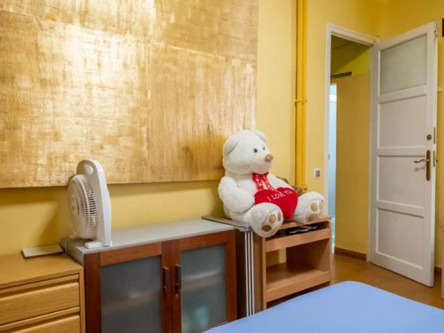 Colorful room with independent key in 5 bedroom apartment, Salamanca