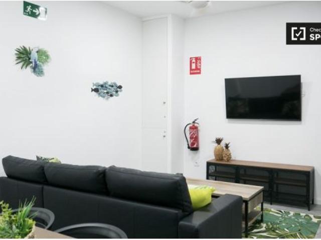Colorida habitación con cama individual en alquiler en Madrid Centro