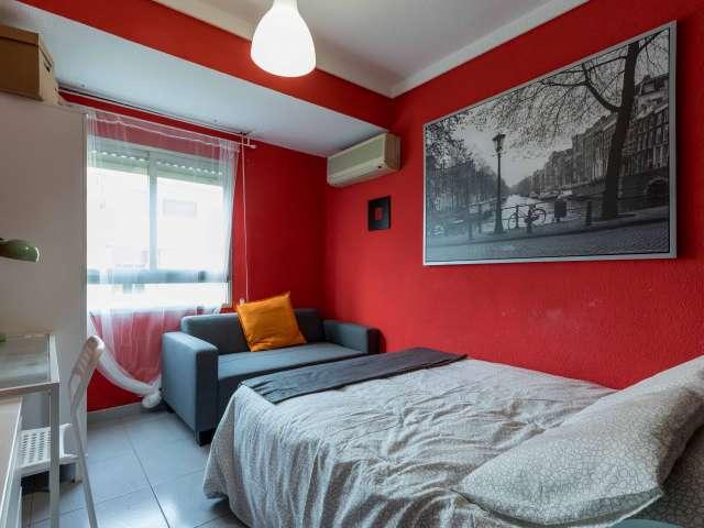 Colorida habitación en alquiler, apartamento de 4 dormitorios, Quatre Carreres