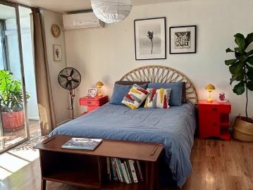 Colorido y acogedor dormitorio en Providencia