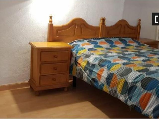 Colorido estudio ideal para parejas en Malasaña, todos los gastos incluidos
