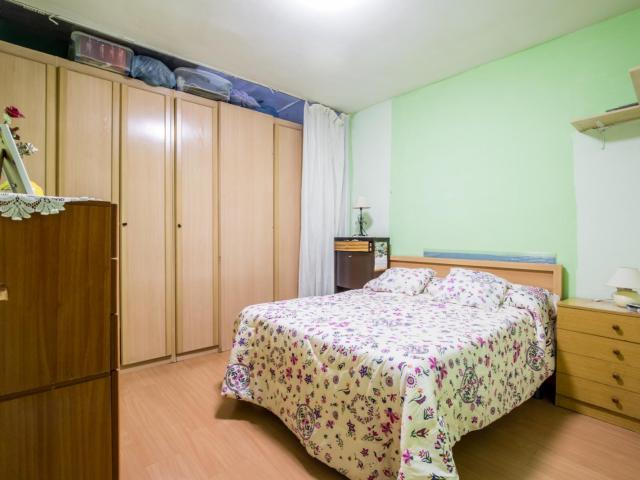 Colourful double bedroom near the Maria Cristina metro