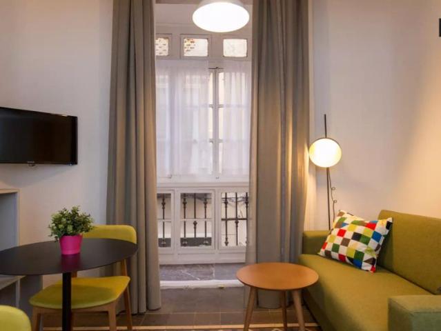 Colourful studio apartment for rent in City Centre