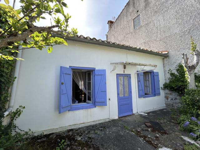 Coquette maison de village au centre de Saissac