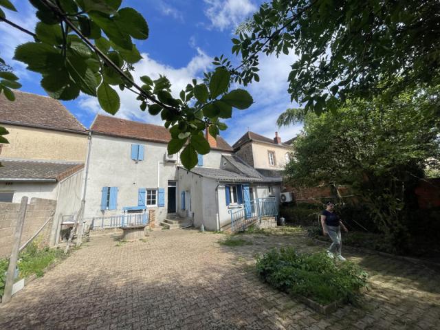 COQUETTE MAISON DE VILLAGE DE 128 M2 AVEC COUR INTERIEURE 29