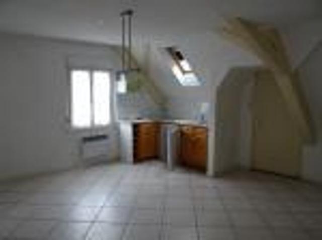 Coquet F2 avec mobilier CENTRE HISTORIQUE