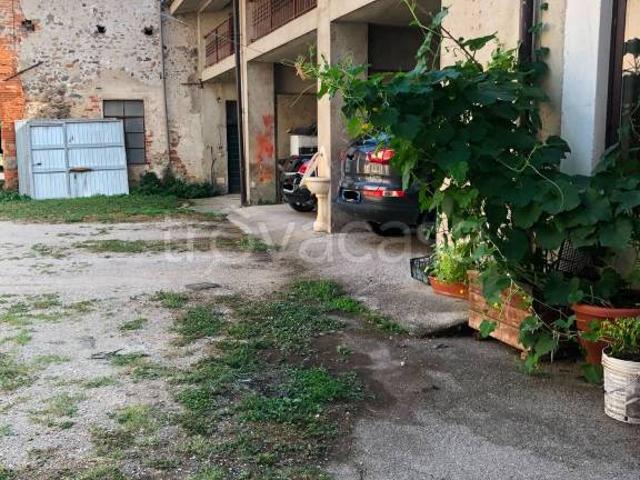 Corte in vendita a Prevalle via San Zenone