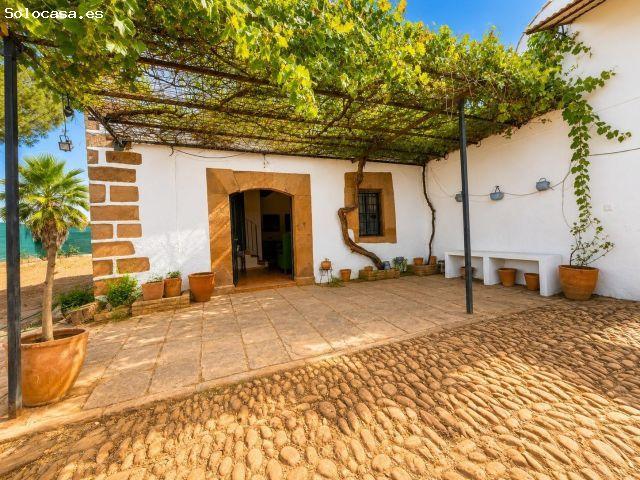 Cortijo con encanto y olivar en producción a solo 2 km de Montoro