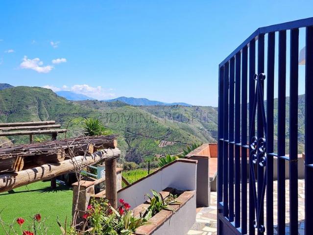 Cortijo con piscina y vistas al mar en zona de montaña pintoresca y aislada